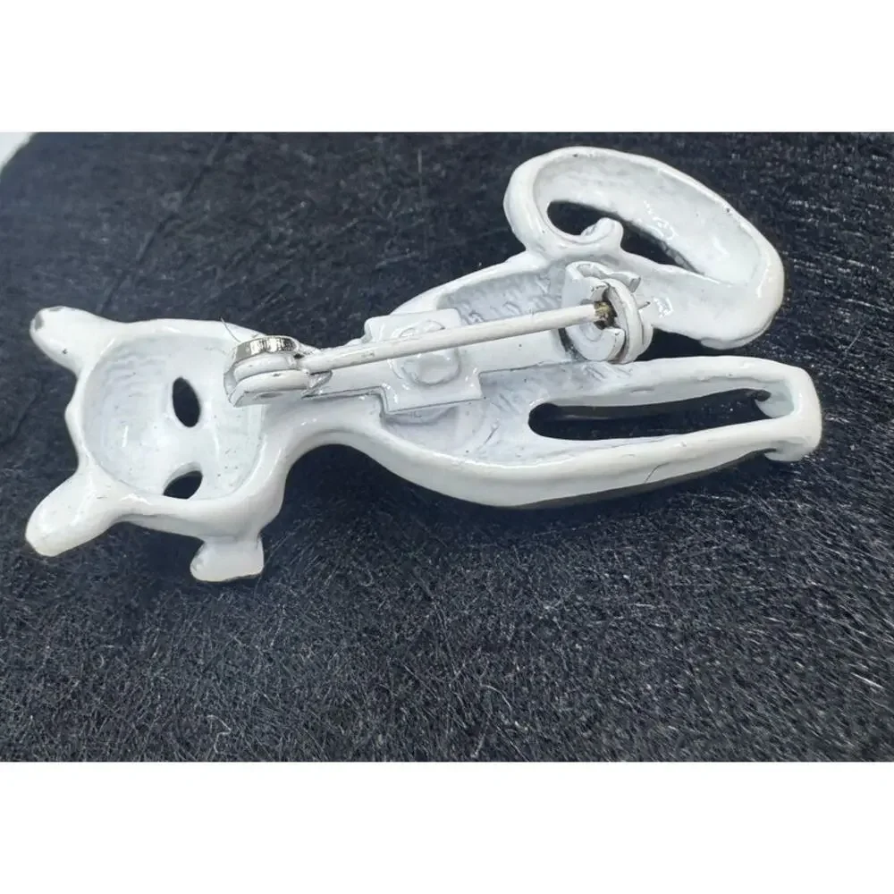 Vintage white cat, enamel pin, MCM, cat lovers,‎ witchy